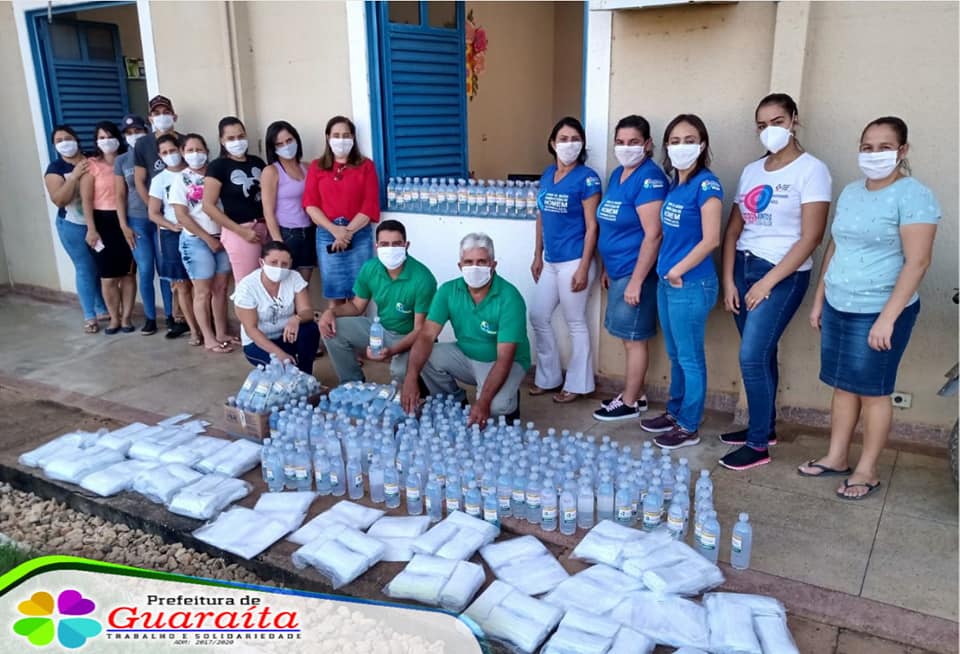 Distribuição de álcool em gel e máscaras para população.
