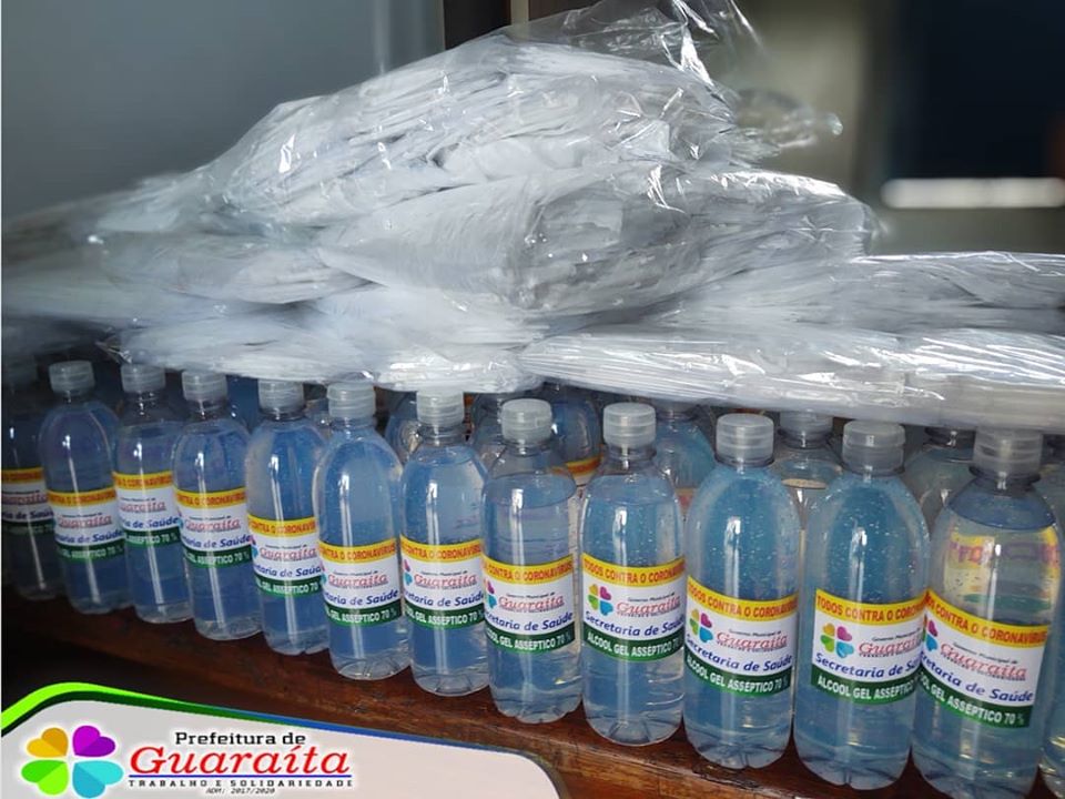 Distribuição de álcool em gel e máscaras para a população.