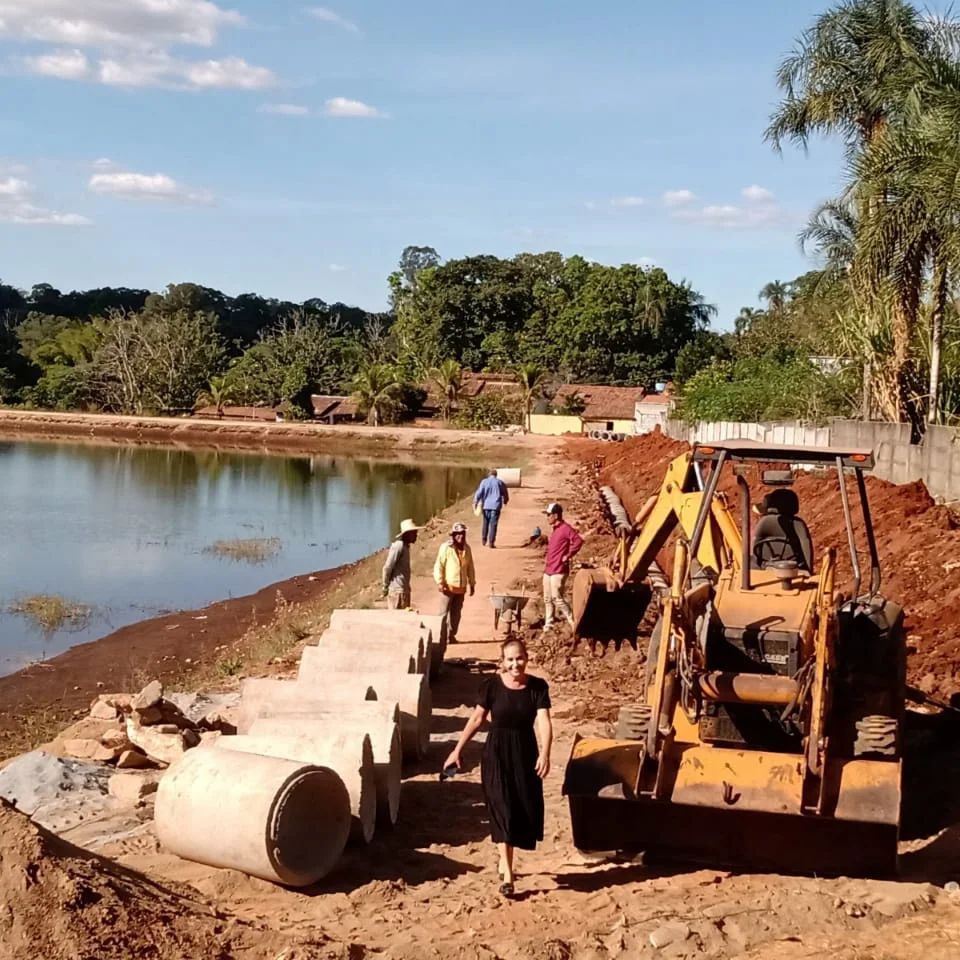 construção de um lago artificial