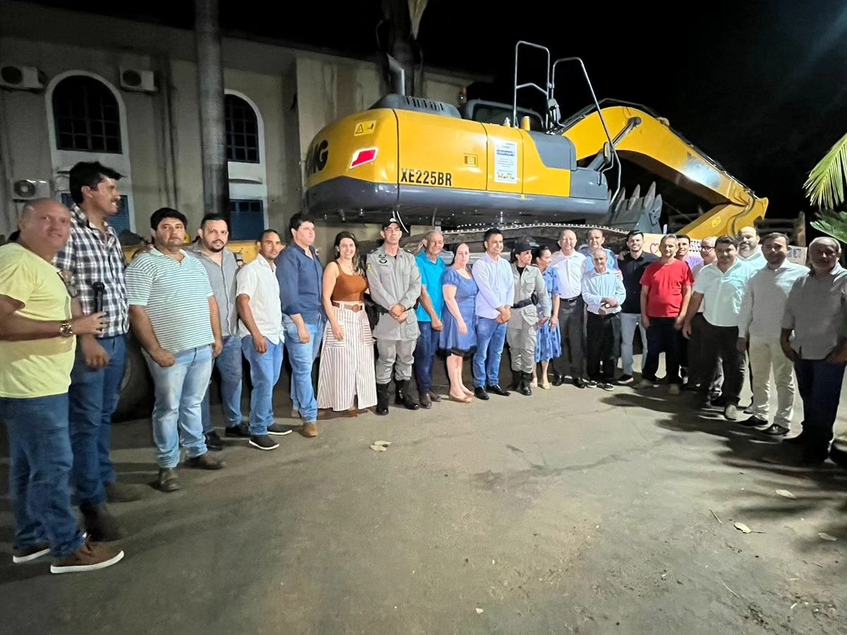 Entrega de uma máquina escavadeira hidráulica.